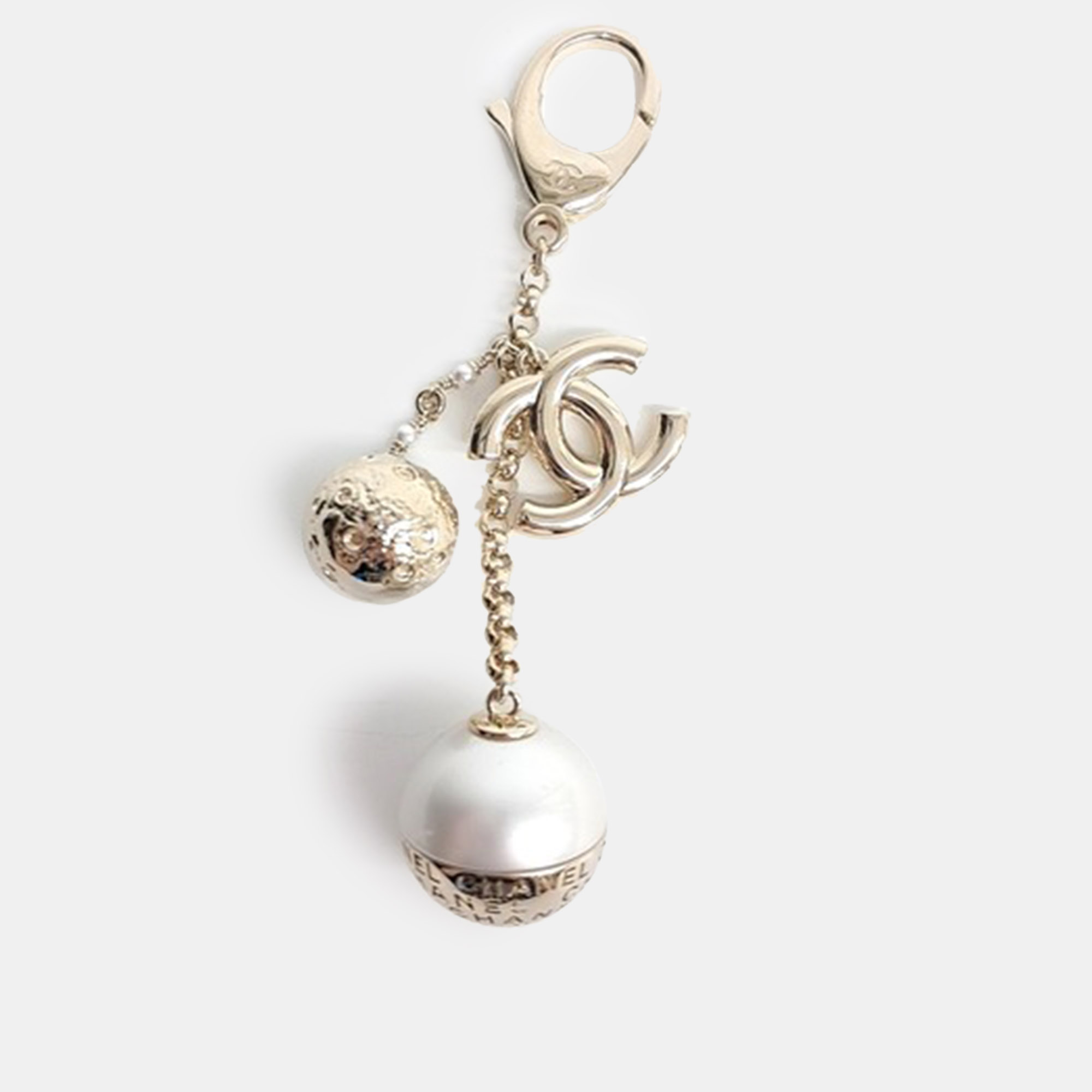 

Chanel Gold Tone Metal keyring, Multicolor
