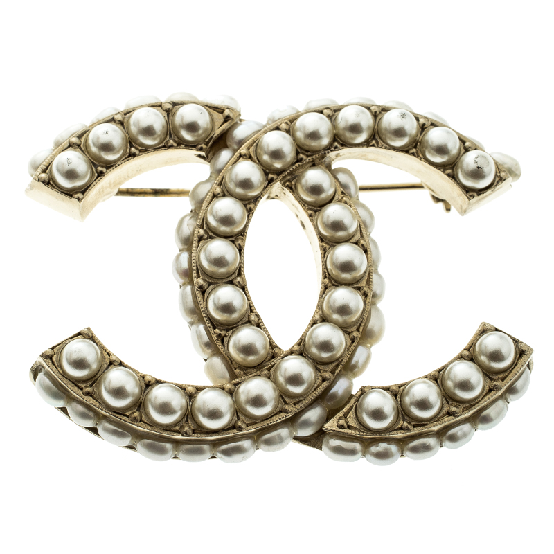 مملوكة مسبقًا Chanel CC Faux Pearl Embellished Gold Tone Brooch