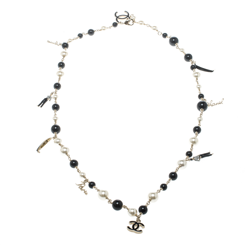 مملوكة مسبقًا قلادة شانيل CC فينيس غوندولا لؤلؤ صناعي خرز أسود بدلاية طويلة