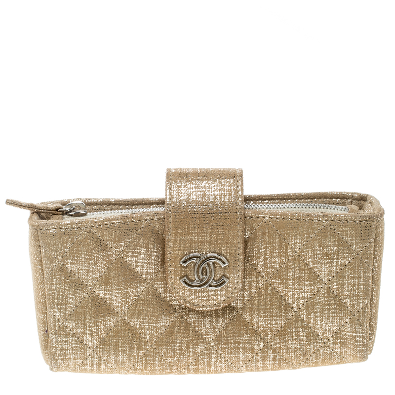 مملوكة مسبقًا Chanel Gold Quilted Shimmering Leather iPhone Pouch