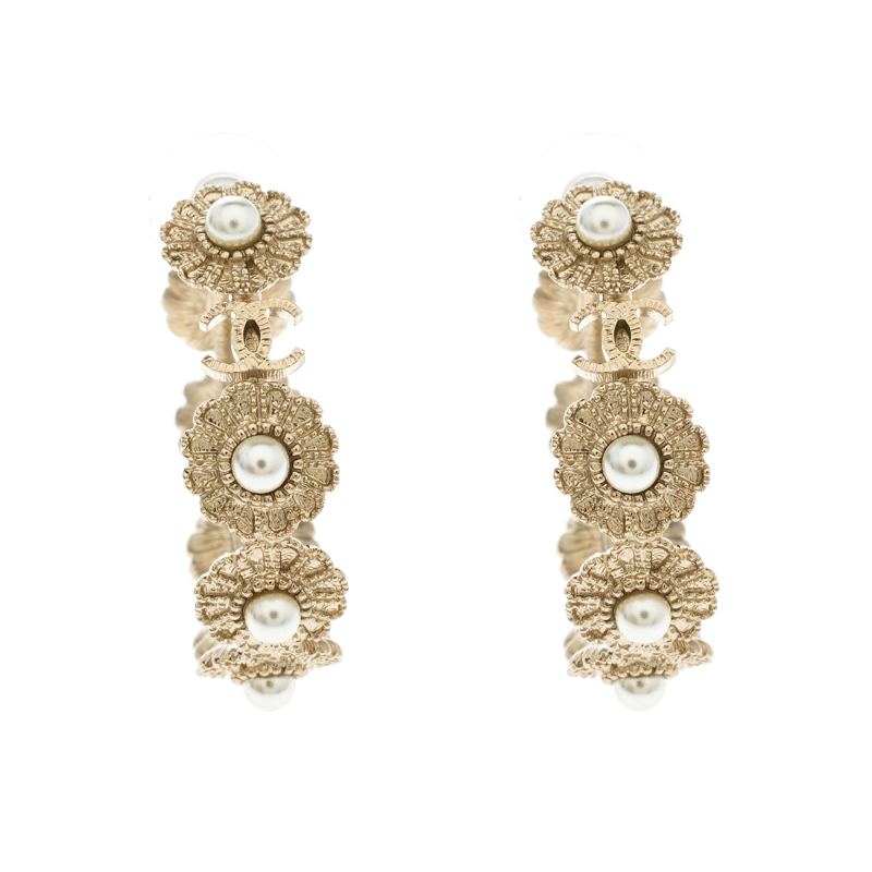 مملوكة مسبقًا Chanel CC Floral Faux Pearl Embedded Gold Tone Hoop Earrings