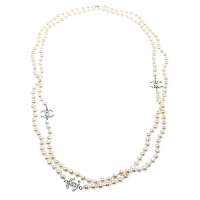 مملوكة مسبقًا Chanel Faux Pearl CC Link Silver Tone Necklace 