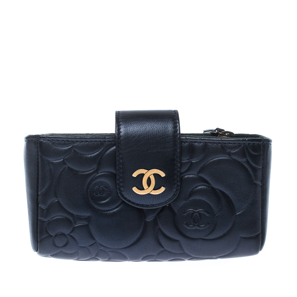 مملوكة مسبقًا Chanel Navy Blue Camellia Embossed Leather iPhone Pouch