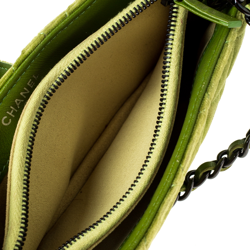 

Chanel Green Velvet iPhone Chain Pouch