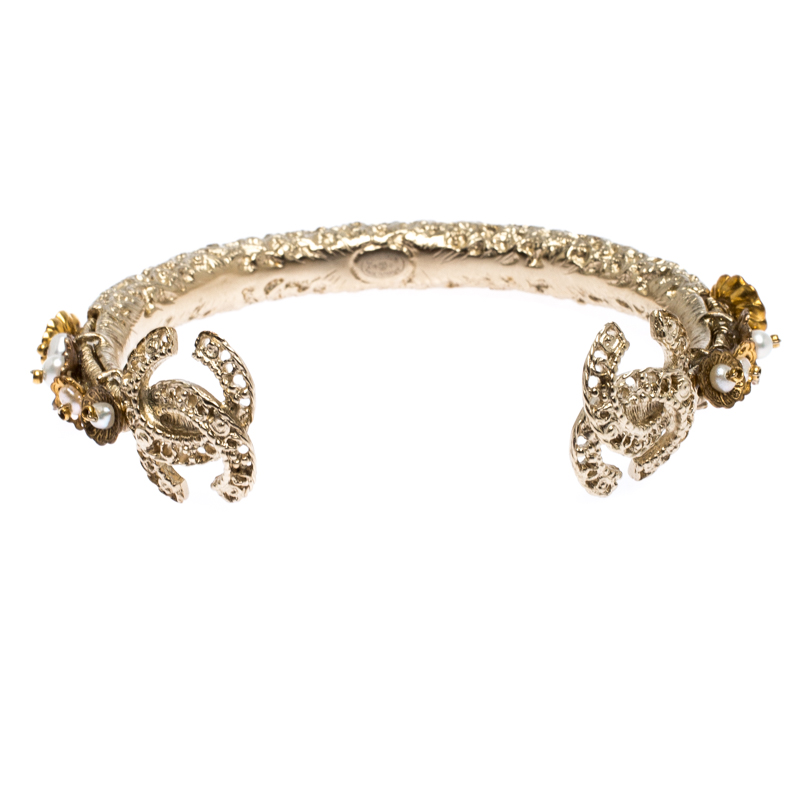 مملو كة مسبقًا Chanel CC Floral Faux Pearl Textured Gold Tone Open Cuff Bracelet