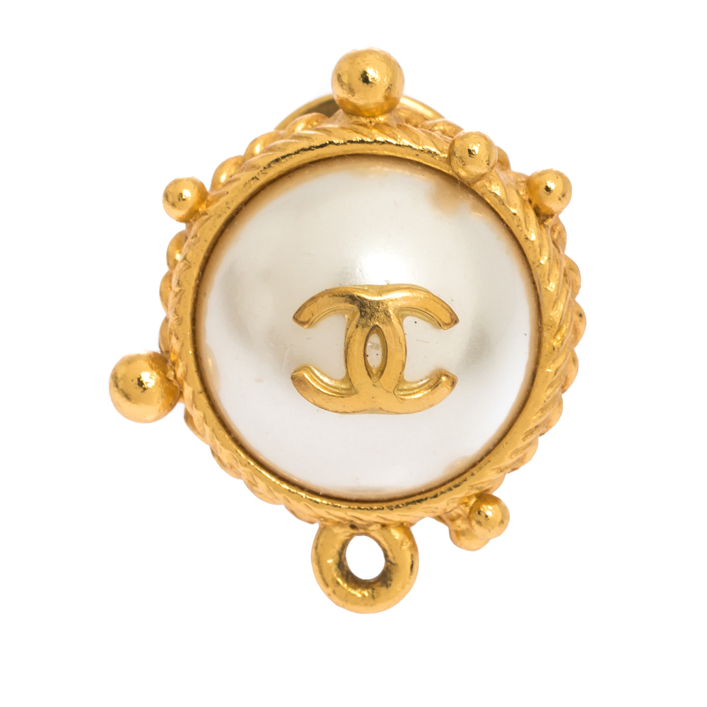 مملوكة مسبقًا Chanel CC Faux Pearl Gold Tone Round Pin Brooch