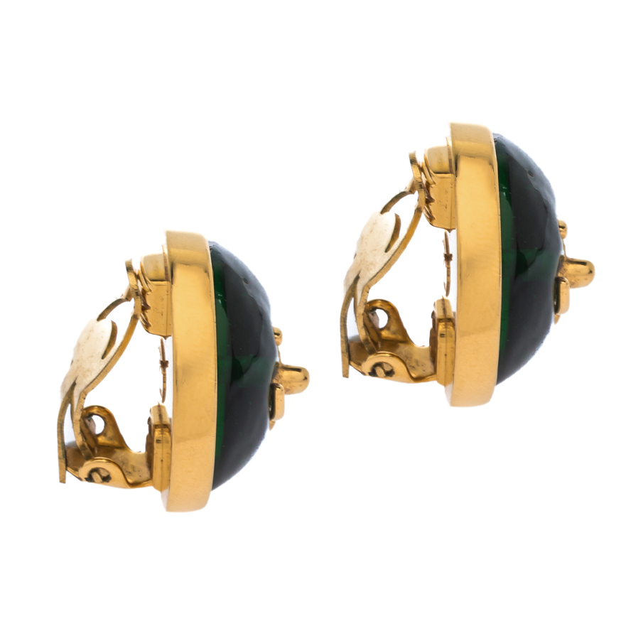 

Chanel CC Green Gripoix Gold Tone Round Clip-on Stud Earrings