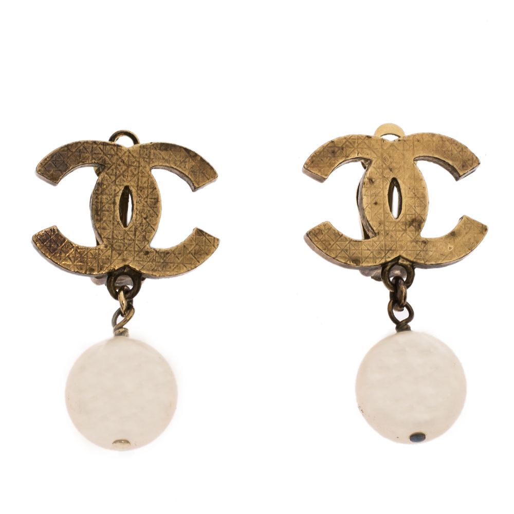 مملوكة مسبقًا Chanel CC Faux Pearl Textured Gold Tone Drop Earrings