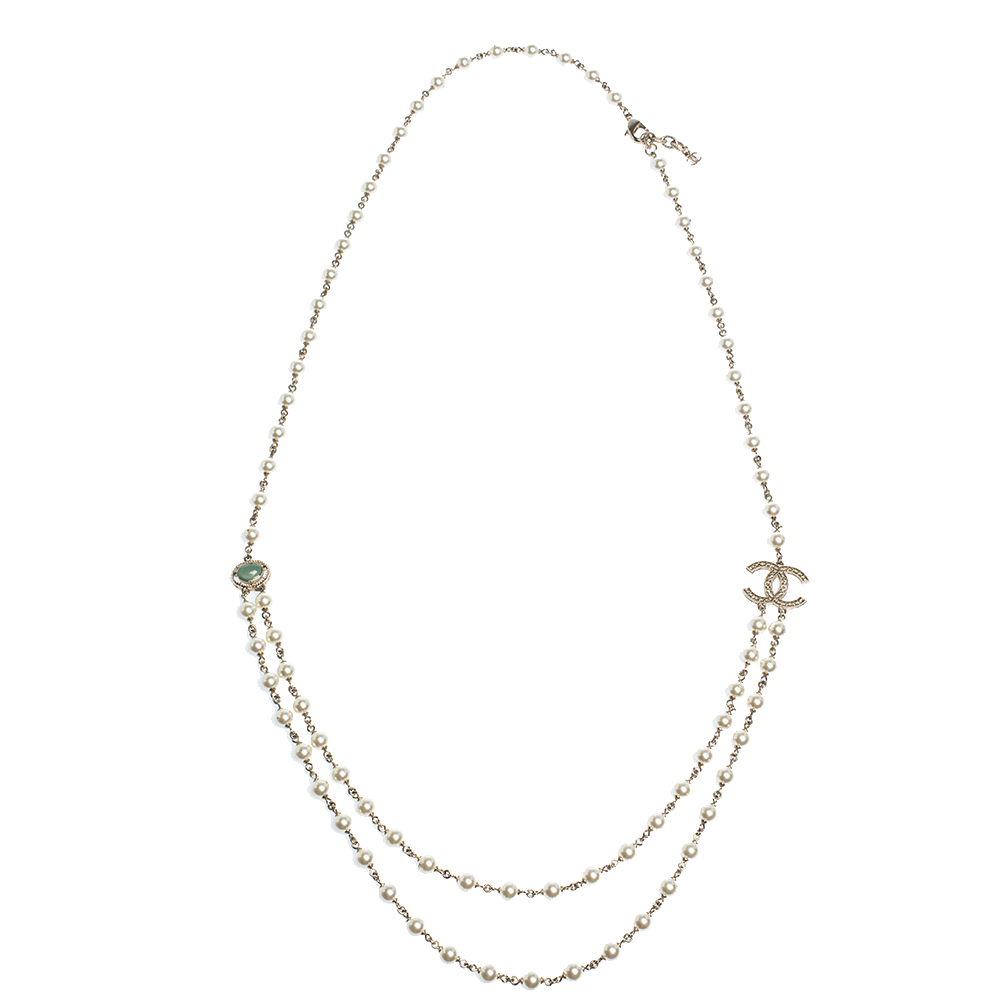 Pre Owned قلادة شانيل طويلة مزينة بحليات شعار الماركة سي سي و لؤلؤ صناعي و خرز ذهبي اللون
