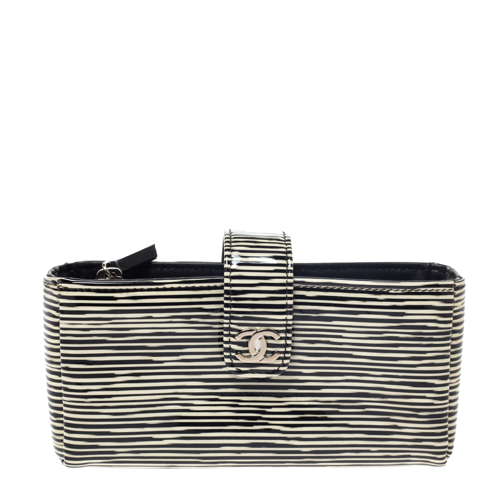 مملوكة مسبقًا Chanel Black/White Striped Patent Leather CC Phone Pouch