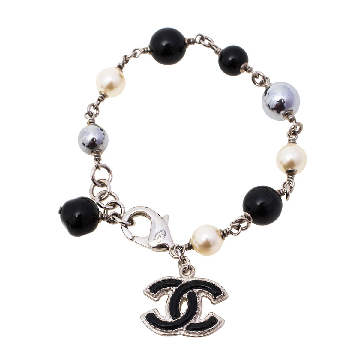 Pre-owned Chanel Faux Pearl Silver Tone Beaded Cc Charm Bracelet