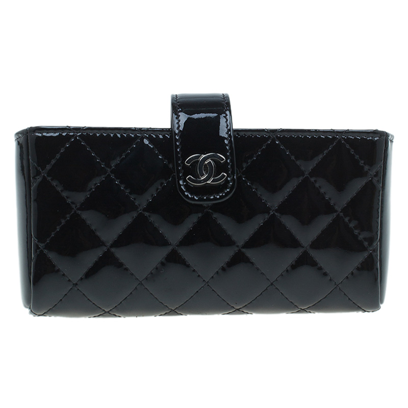 Pre Owned Chanel Black Quilted Patent Iphone Pouch