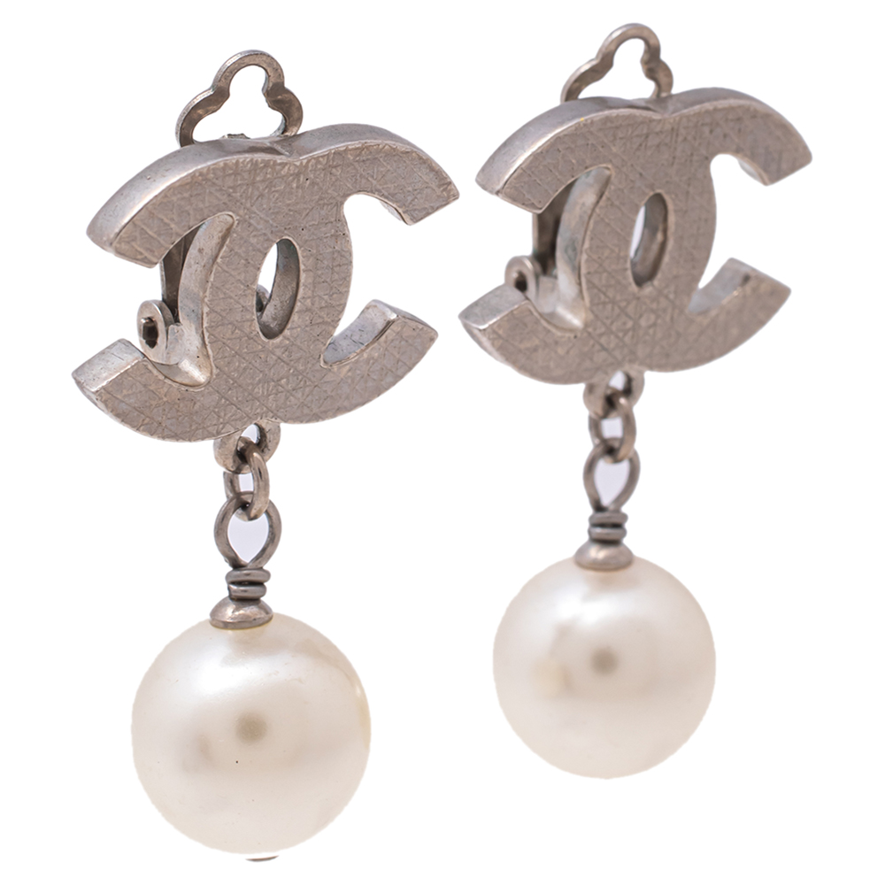 

Chanel CC Silver Tone Faux Pearl Clip On Earrings