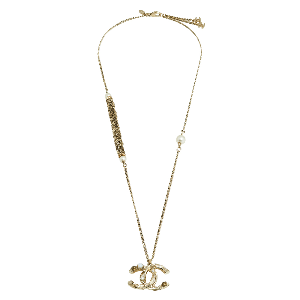 

Chanel Gold Tone Pearl Twisted CC Pendant Necklace