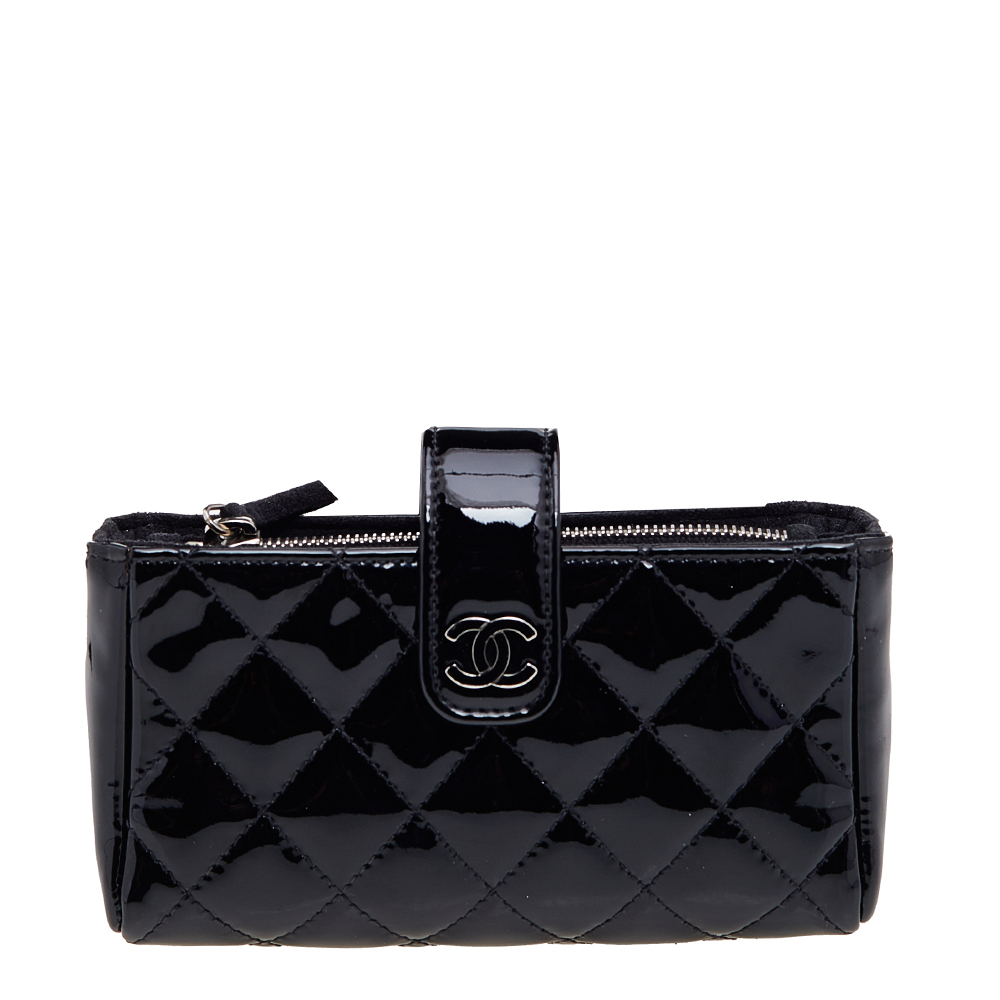 Pre Owned Chanel Black Quilted Patent Leather CC Phone Holder Pouch
