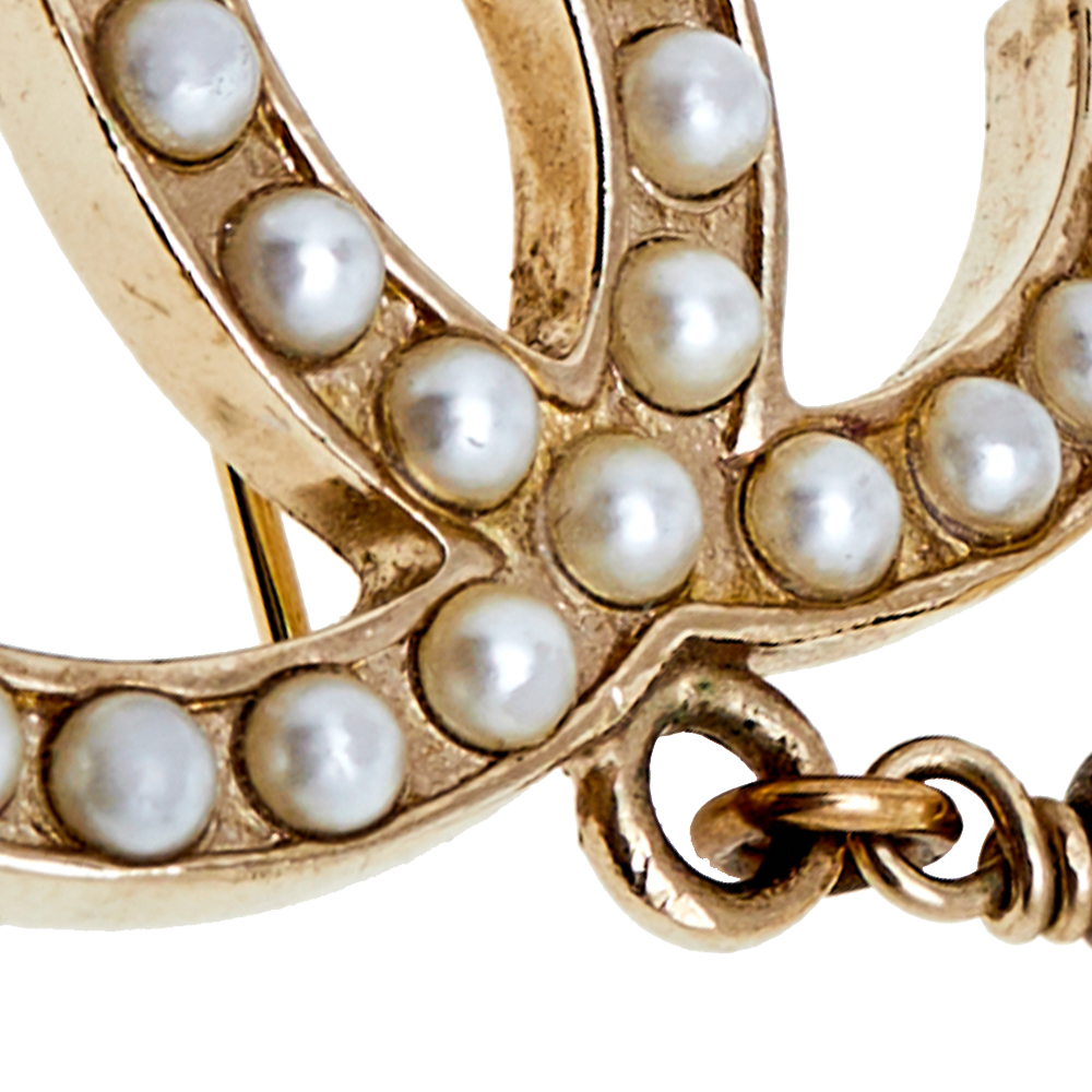 

Chanel CC Faux Pearls and Gold Tone Metal Brooch