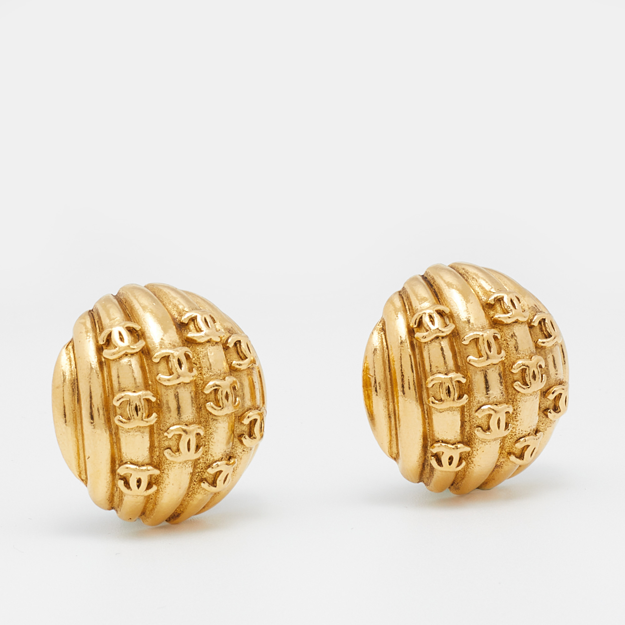 

Chanel Gold Tone CC Shell Clip On Earrings