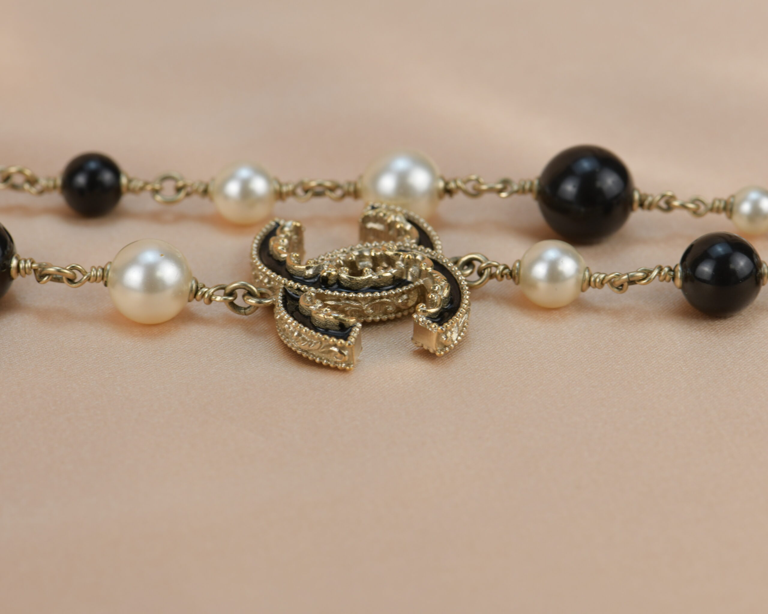 Chanel Unsigned 1950s Gripoix Black Flower Faux Pearl Necklace Choker  Earrings