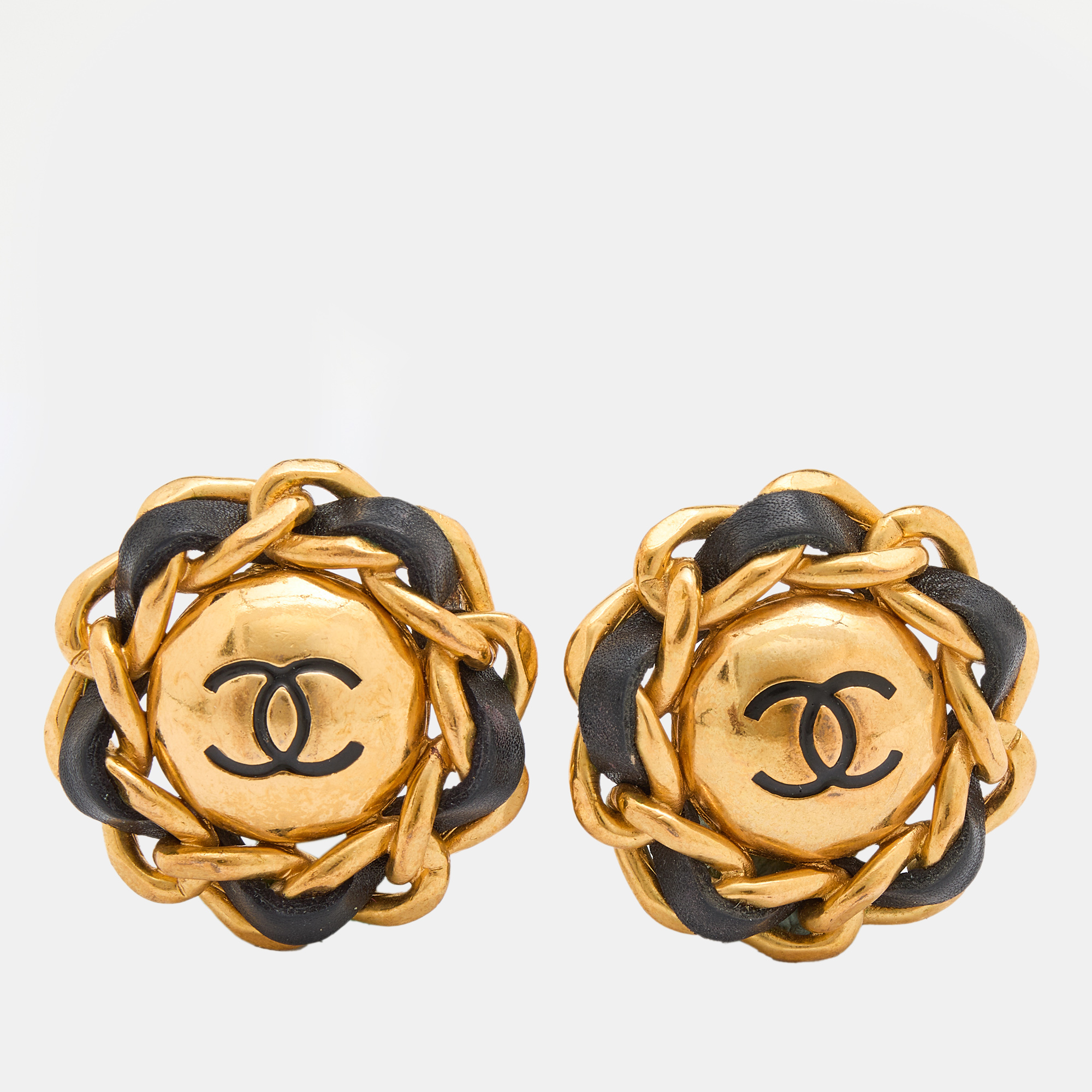 مملوكة مسبقًا Chanel Vintage Gold Tone Leather Woven Round Clip-On Earrings