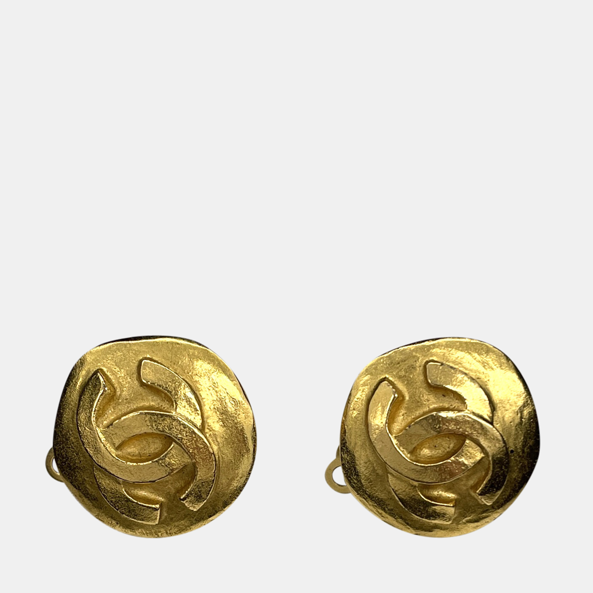 Pre-owned Chanel Cc Yellow Gold Tone Metal Round Cc Clip On Earrings