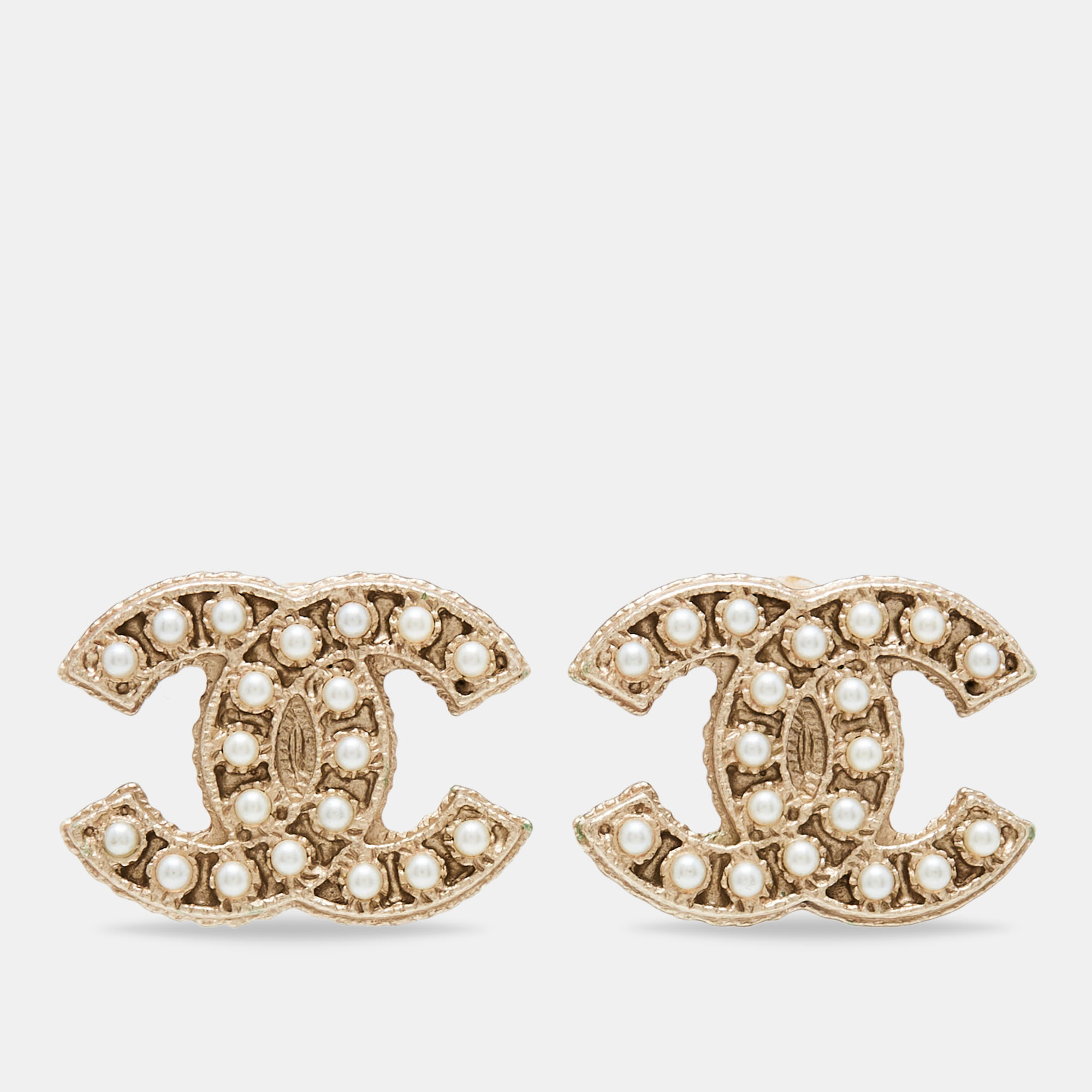 مملوكة مسبقًا Chanel CC Faux Pearl Gold Tone Earrings