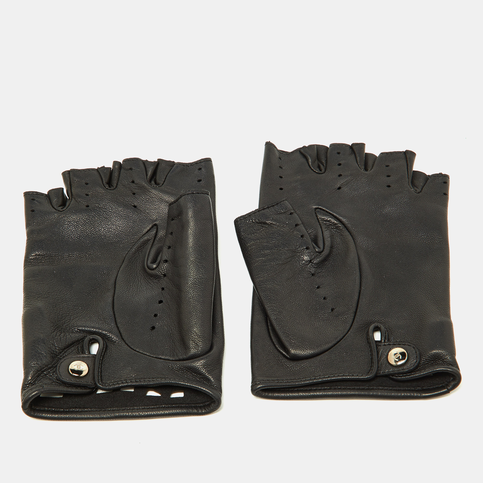 

Chanel CC Laser Cut Detail Fingerless Gloves 7.5, Black