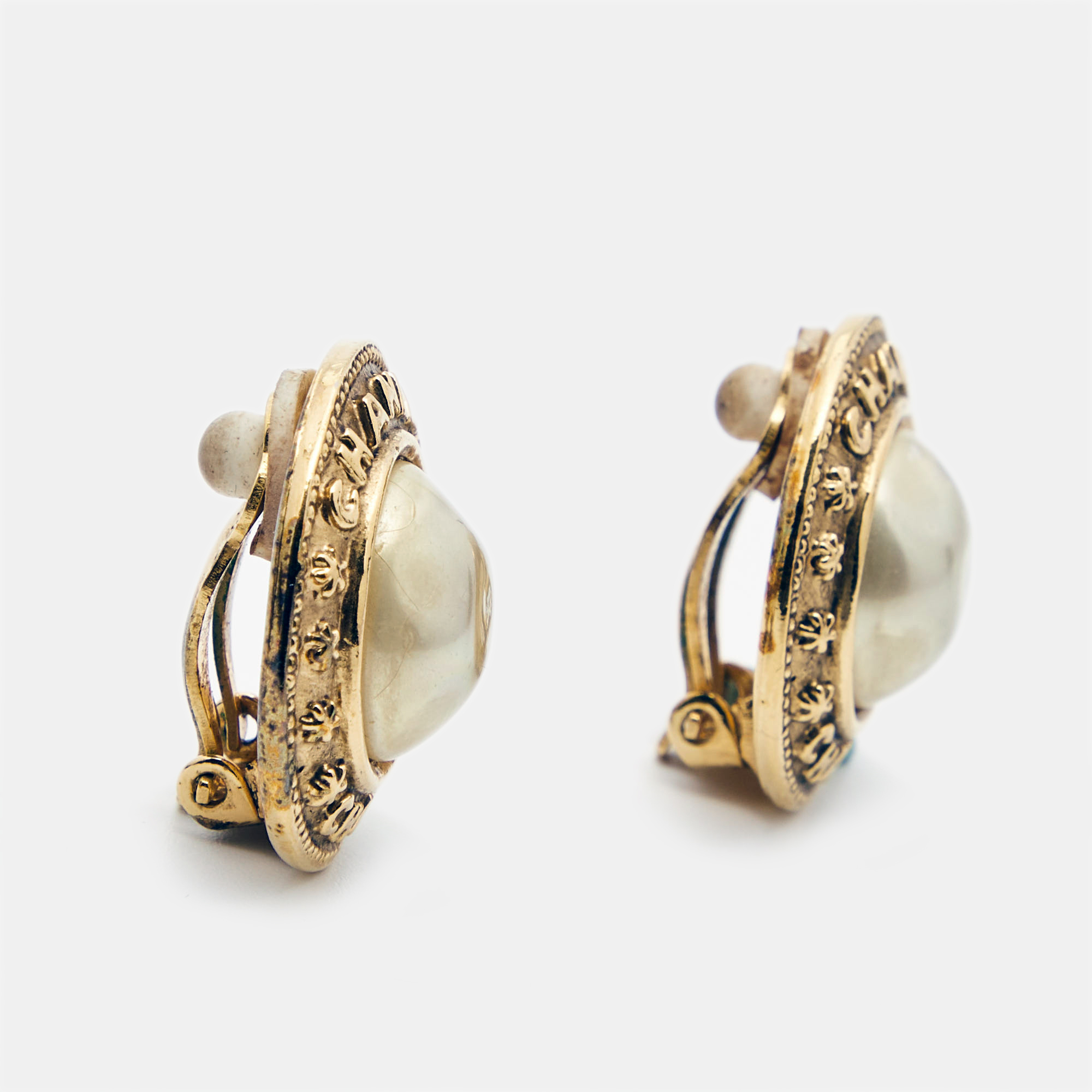 

Chanel Vintage Faux Pearl Gold Plated Round Clip-on Stud Earrings