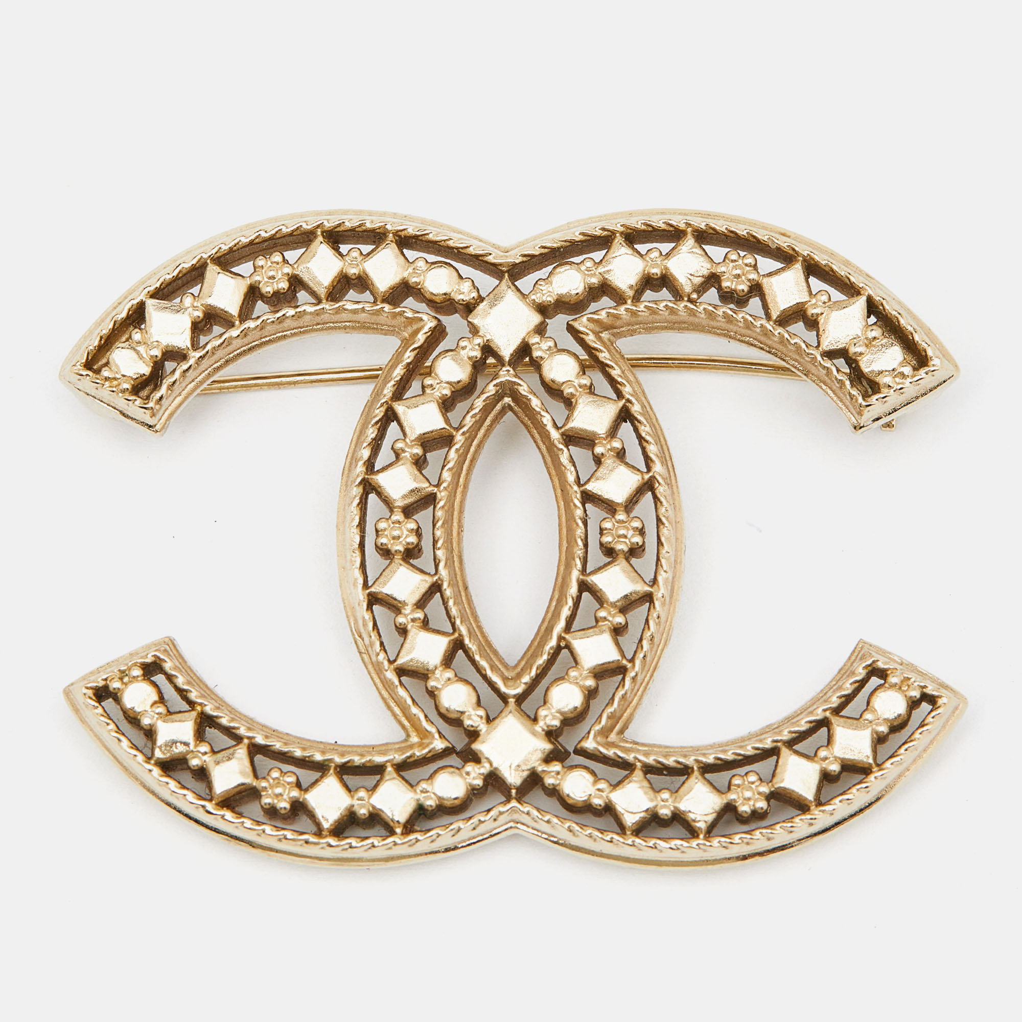 Pre-owned Chanel Cc Gold Tone Brooch