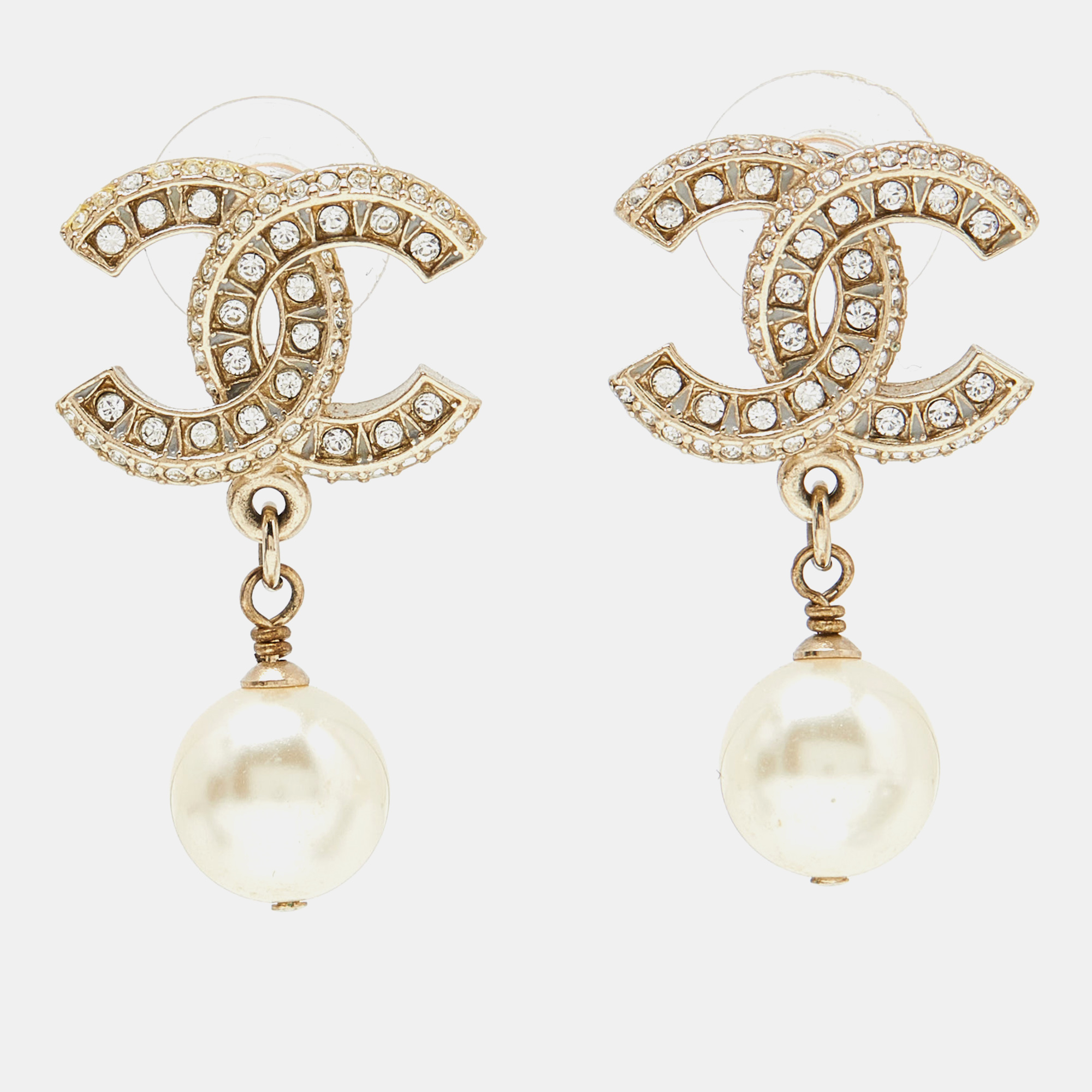 مملوكة مسبقًا Chanel Pale Gold Tone Crystal CC Faux Pearl Drop Earrings