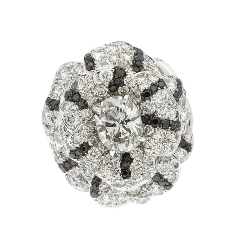 

Chanel Pétales de Camélia 0.84ct Oval Solitaire Diamond 18k White Gold and Black Diamond Cocktail Ring Size