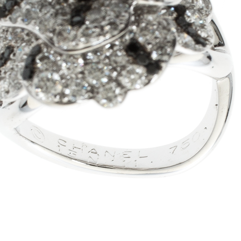 Chanel Pétales de Camélia 0.84ct Oval Solitaire Diamond 18k White Gold and  Black Diamond Cocktail Ring Size 51