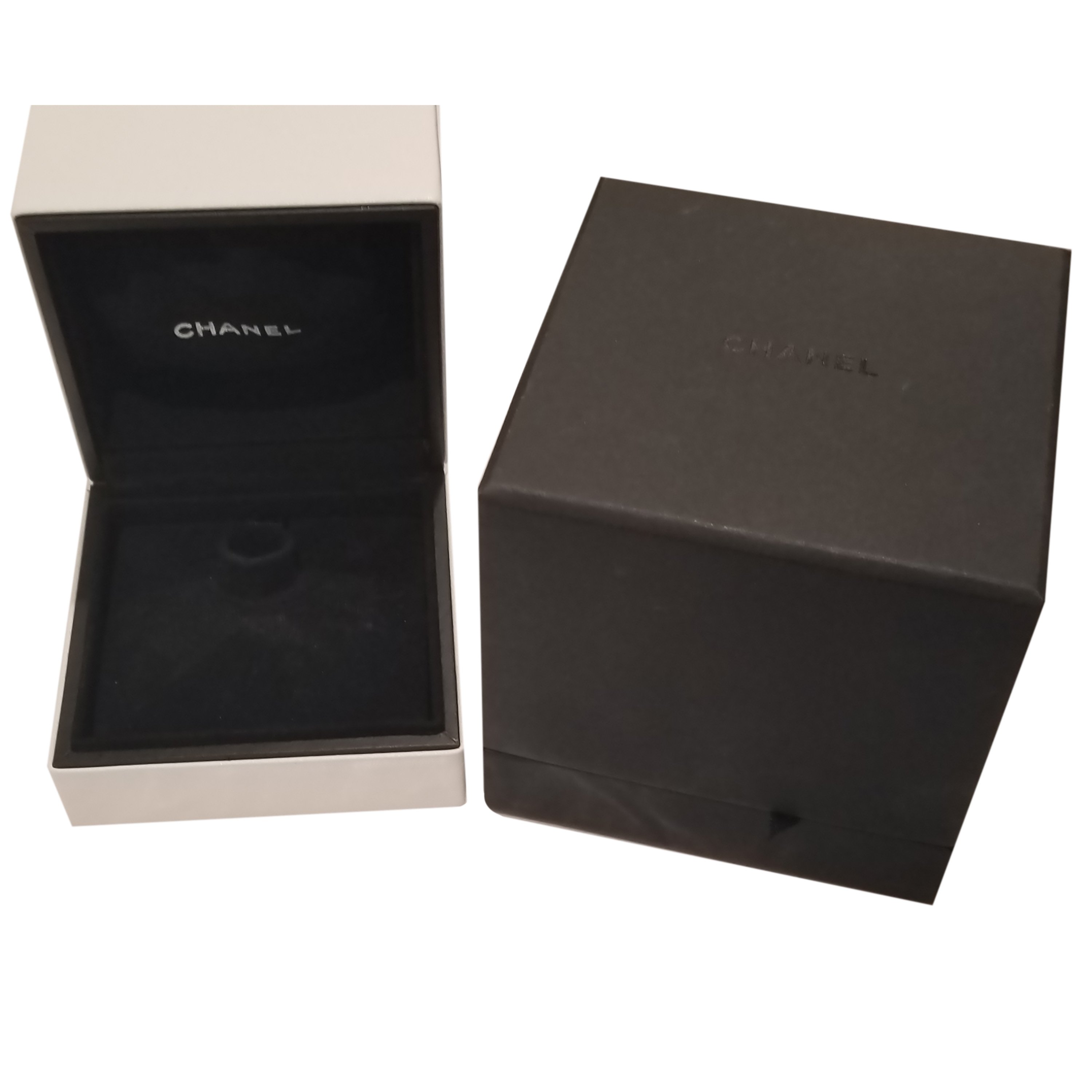 

Chanel Ultra 18K White Gold And Black Ceramic Diamond Ring Size