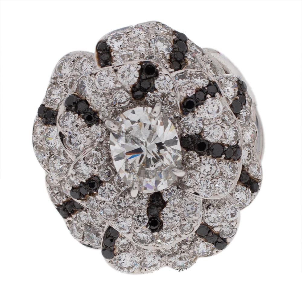 

Chanel Pétales de Camélia 0.84ct Oval Solitaire Diamond 18k White Gold and Black Diamond Cocktail Ring Size