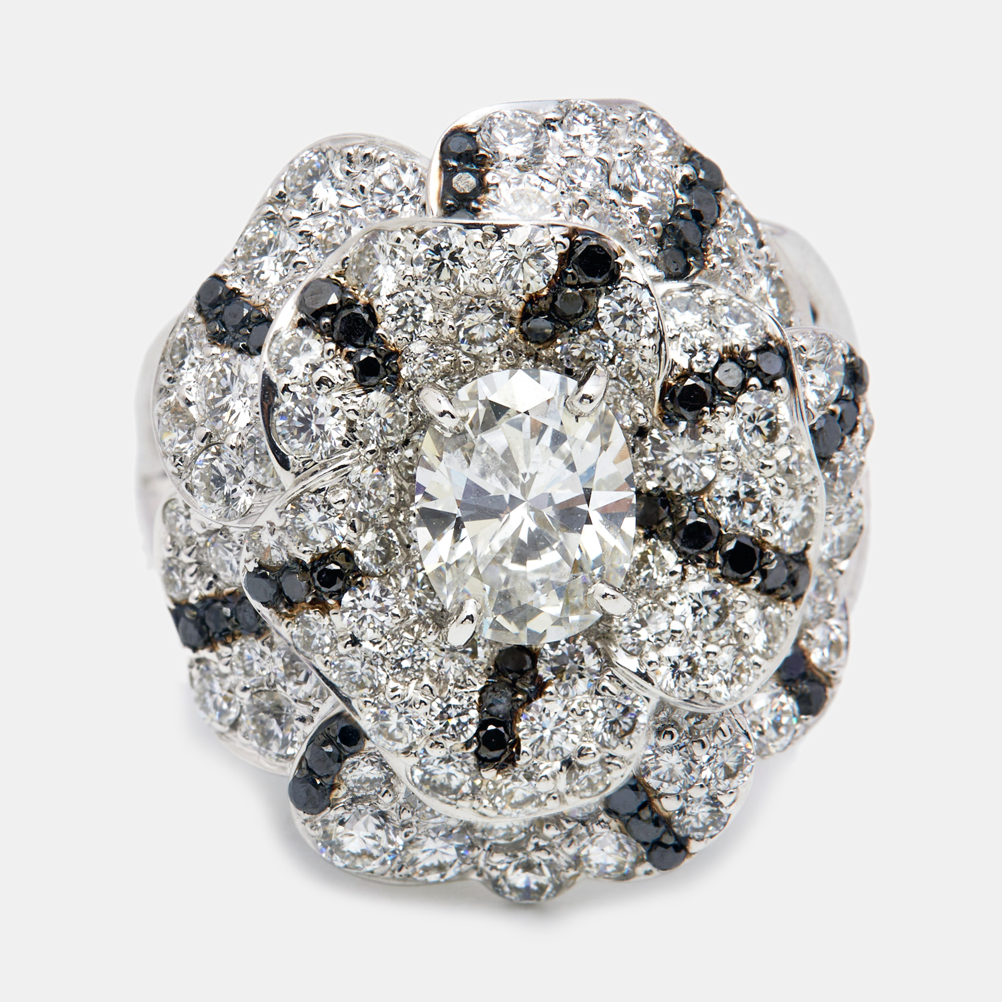 

Chanel Pétales de Camélia 0.84ct Oval Solitaire Diamond Black Diamonds 18k White Gold Cocktail Ring Size