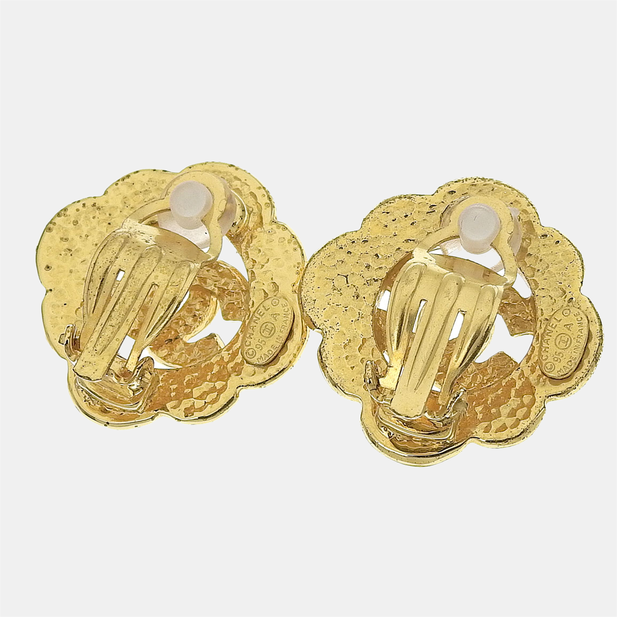 

Chanel Gold Metal CC Clip On Earrings