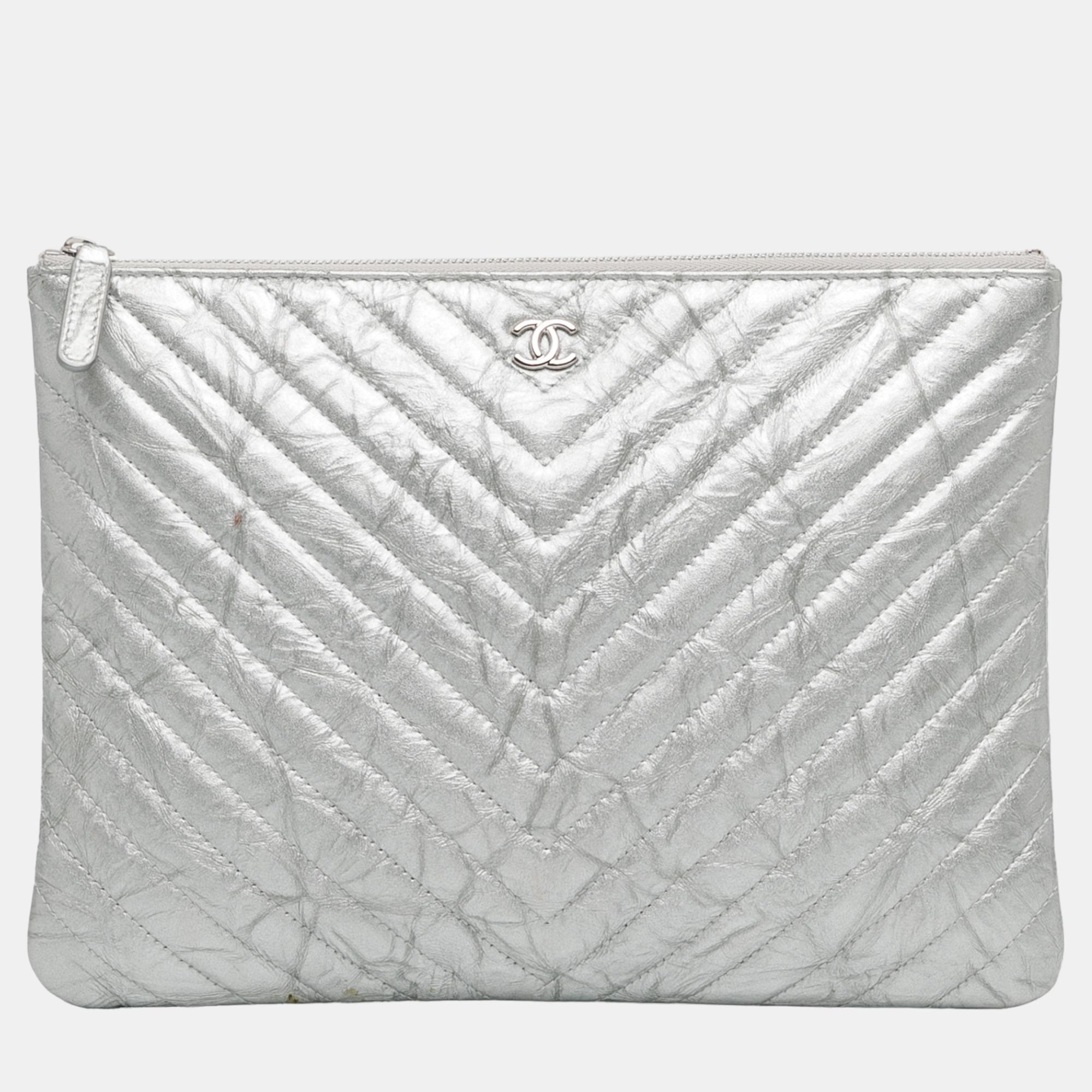 

Chanel Silver Metallic Chevron Calfskin O Case Clutch