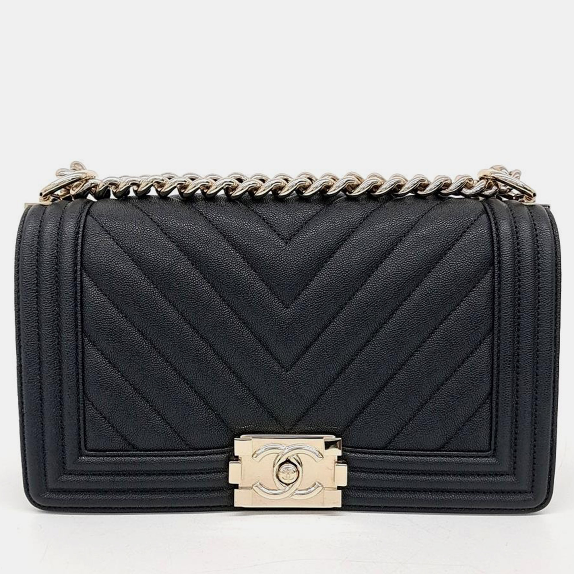 Indulge in timeless elegance with this Chanel bag meticulously crafted to perfection. Its exquisite details and luxurious materials make it a statement piece for any sophisticated ensemble.