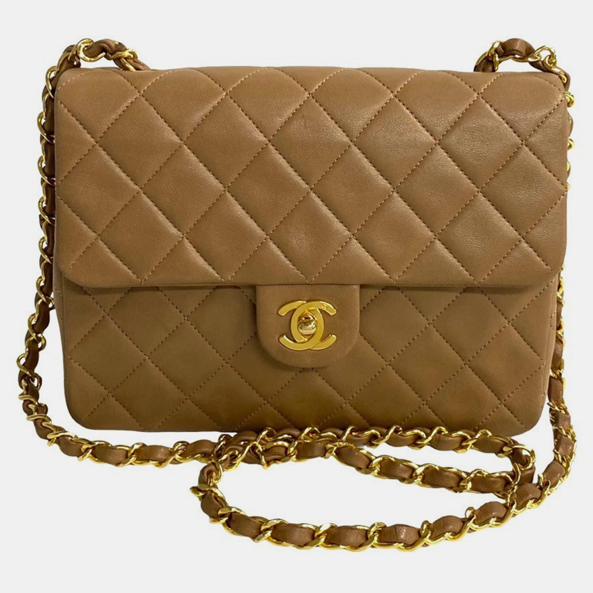 Discover refined elegance with this Chanel shoulder bag where classic design meets modern sophistication. Expertly crafted it's the ideal accessory for any occasion.