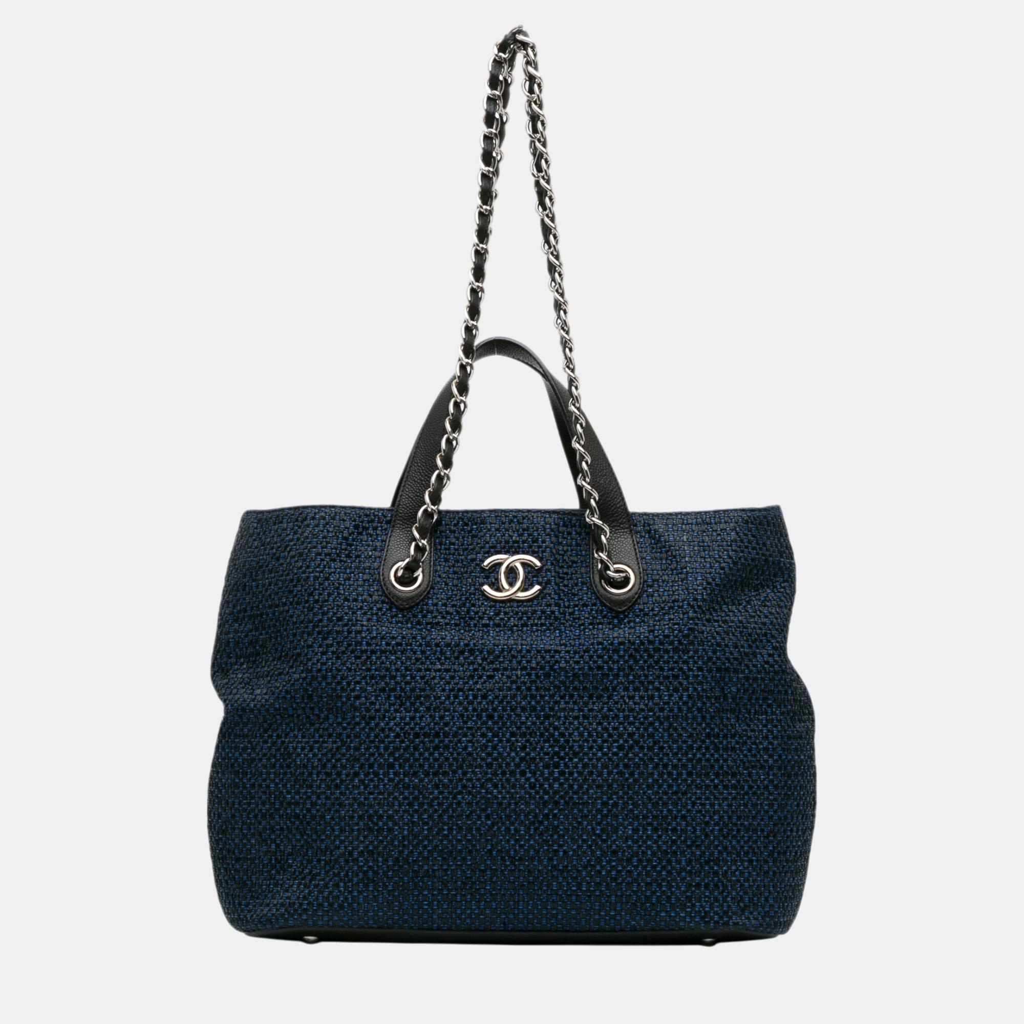 Pre-owned Chanel Navy Blue Cc Straw And Caviar Drawstring Shopping Tote