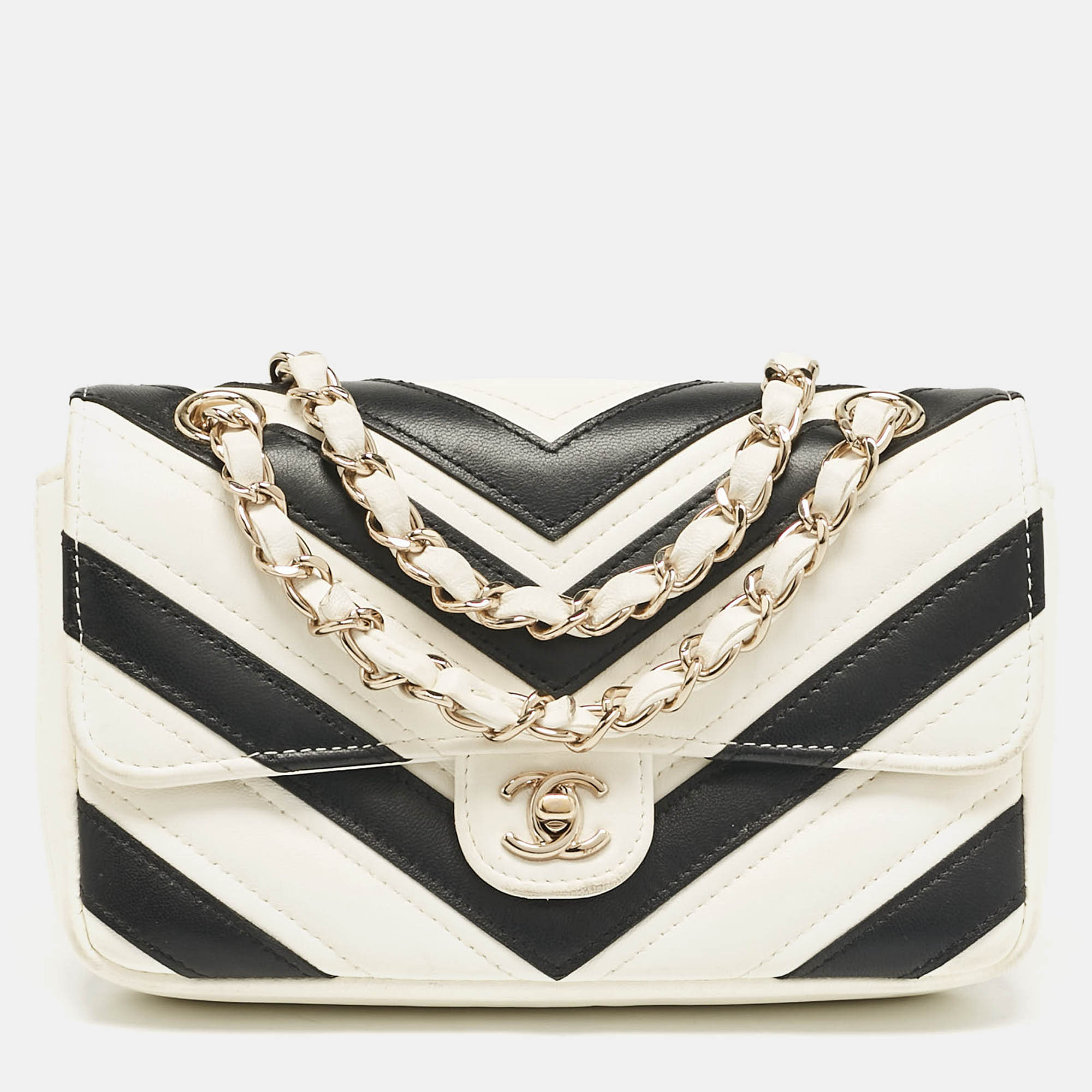 

Chanel White/Black Chevron Stitched Leather Flap Bag