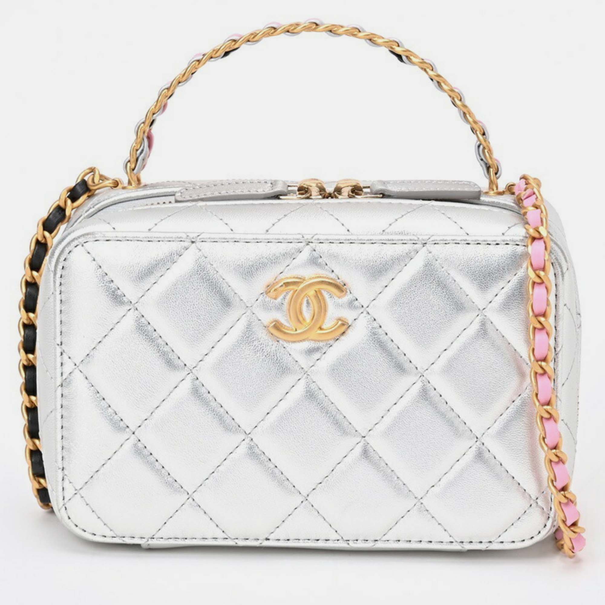 

Chanel Metallic Silver Leather Quilted Vanity Case Shoulder Bag