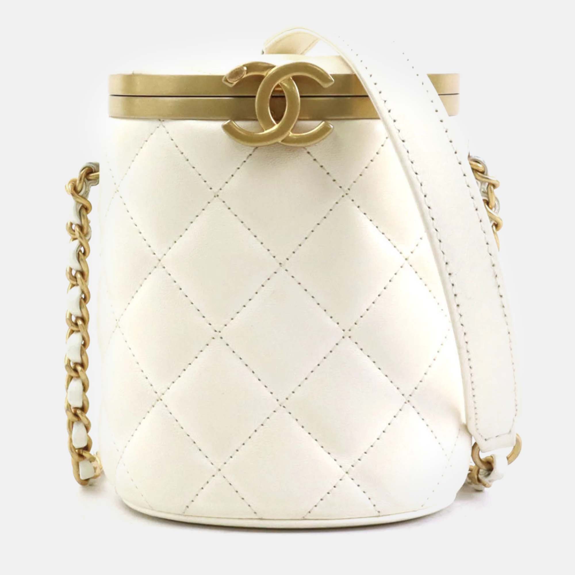 Pre-owned Chanel Off-white Gold Leather Matelasse Shoulder Bag