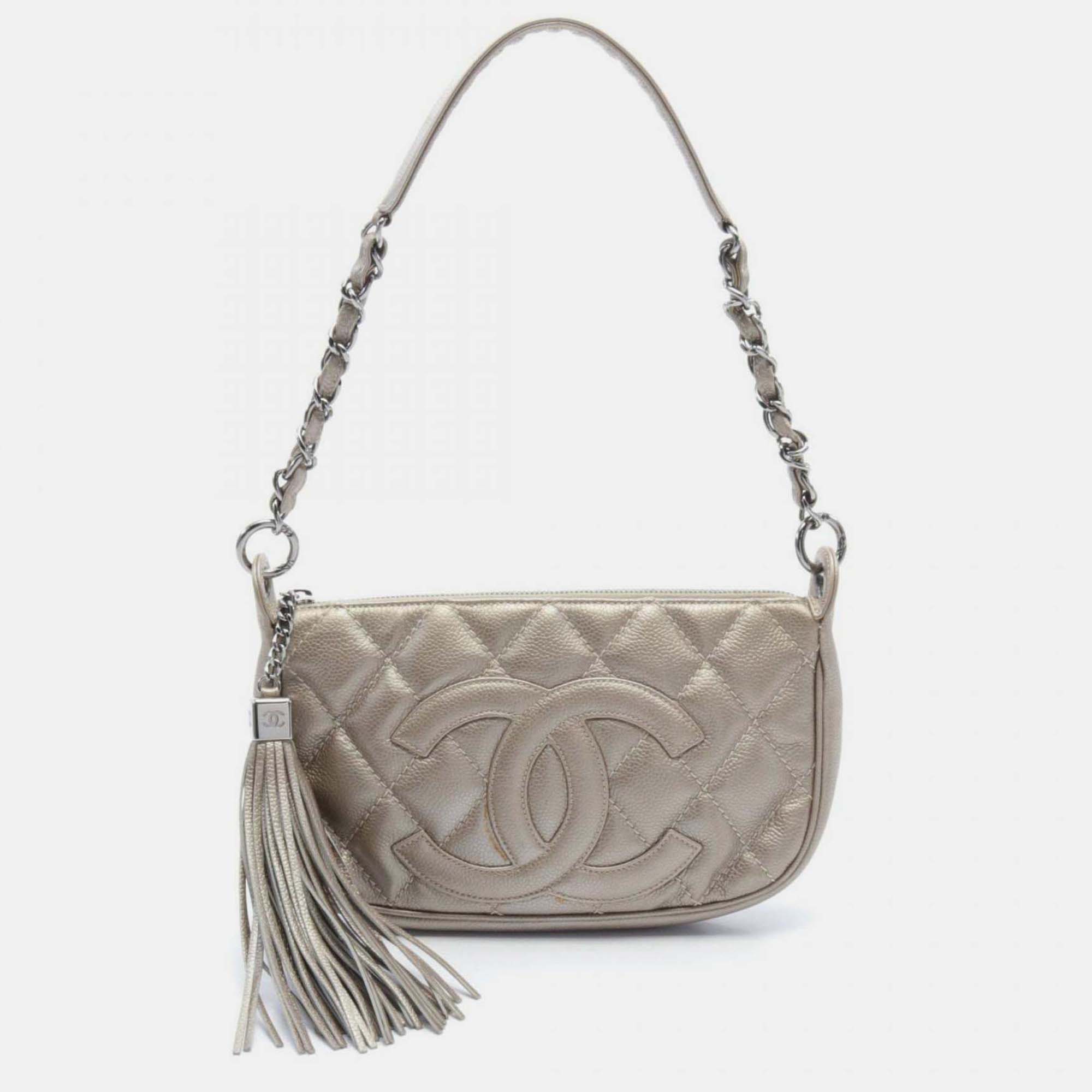 Pre-owned Chanel Silver Leather Matelasse Shoulder Bag