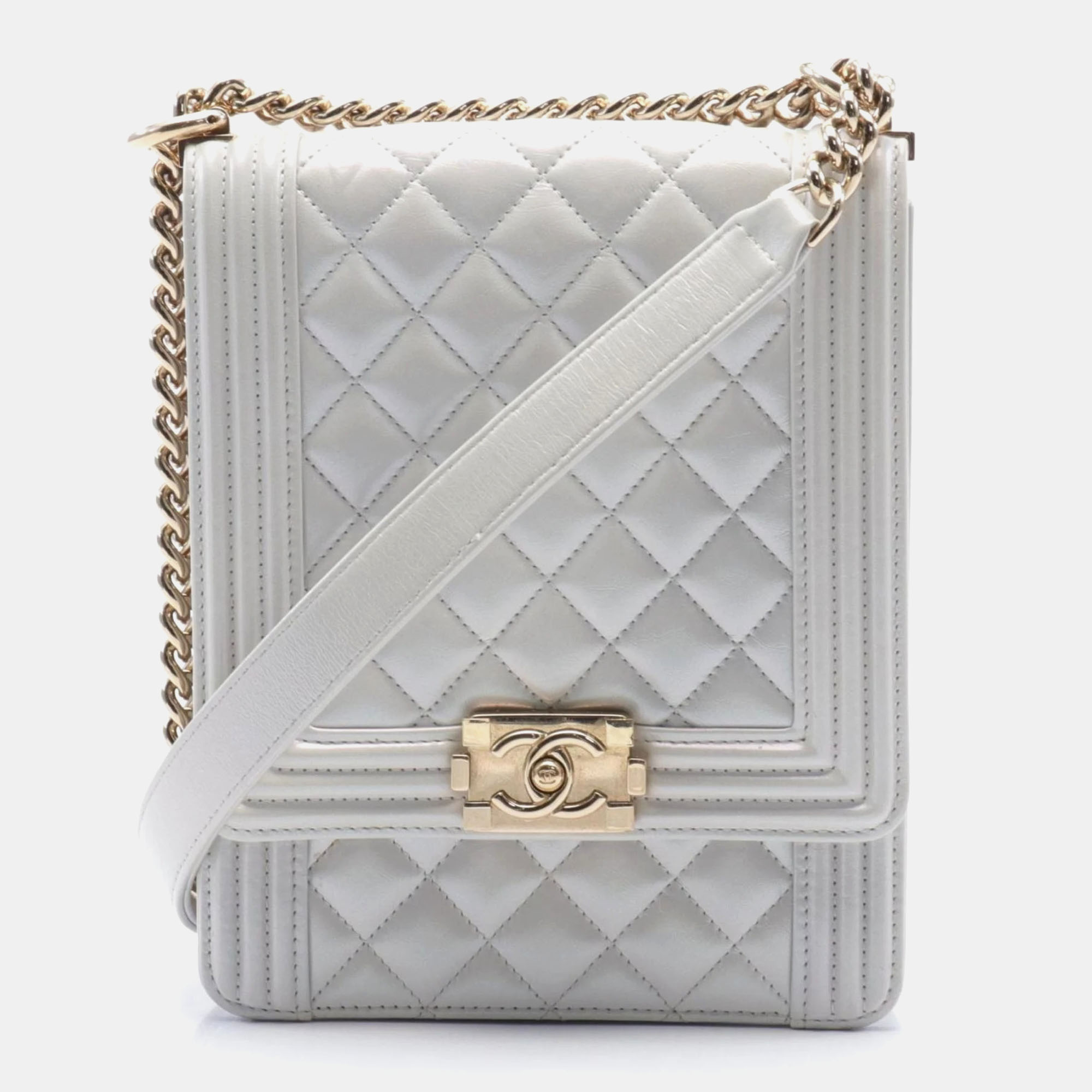 Pre-owned Chanel Matelasse Shoulder Bag In White