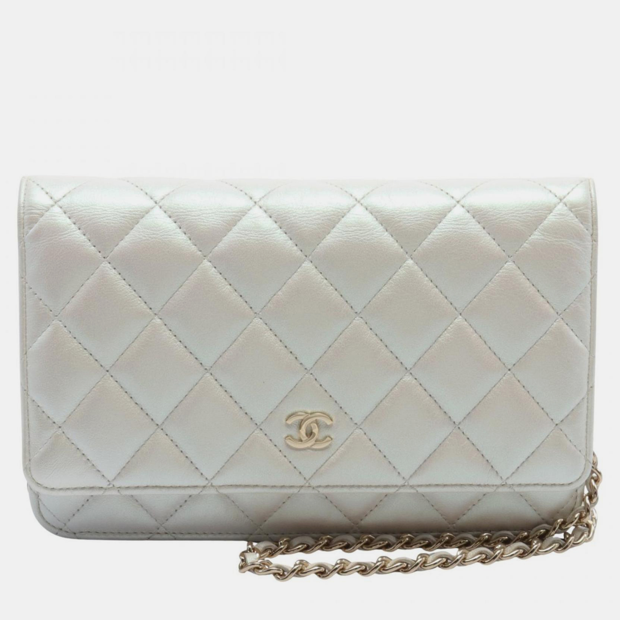 

Chanel White Leather Matelasse Shoulder Bag