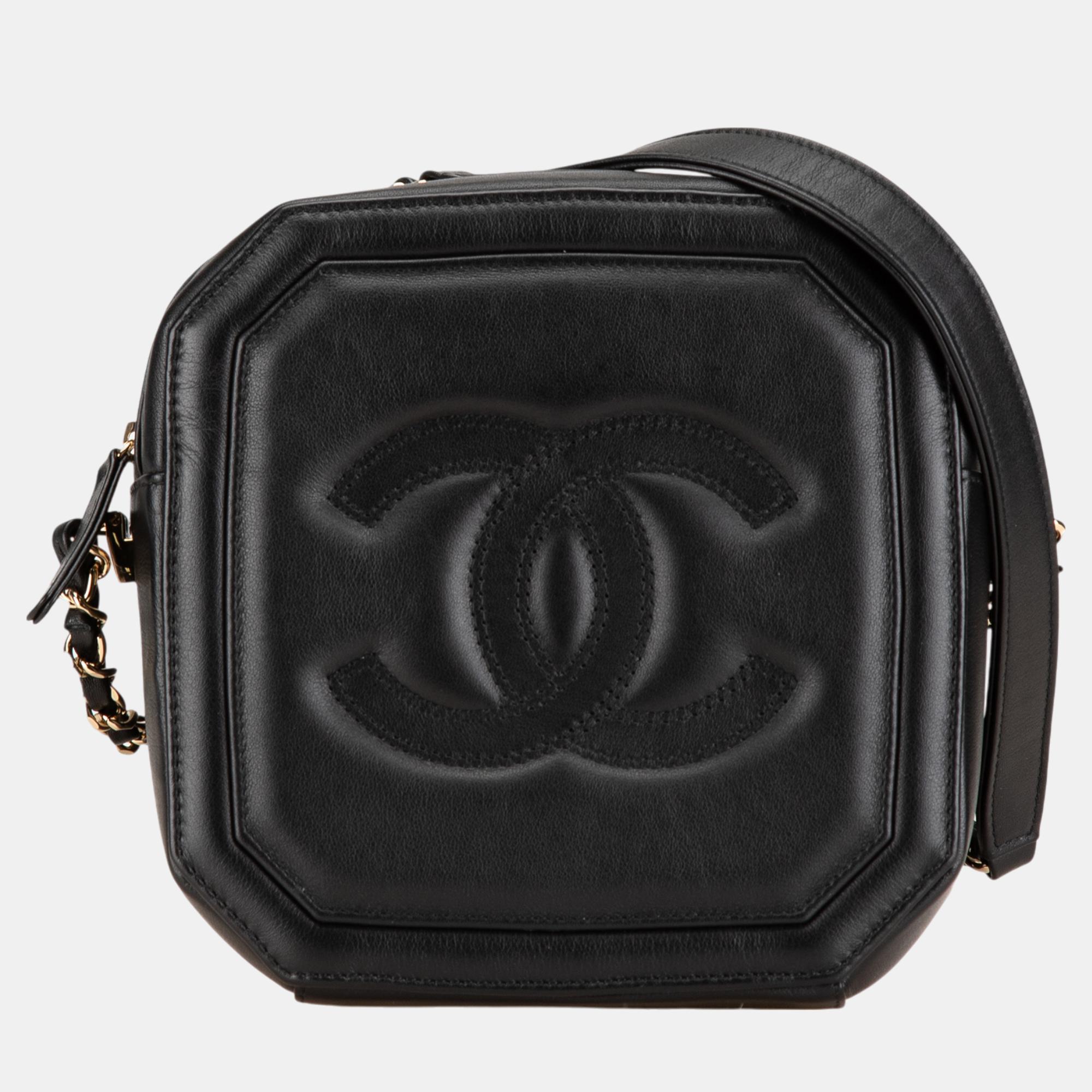 

Chanel Black CC Quilted Lambskin Octagon Camera Case