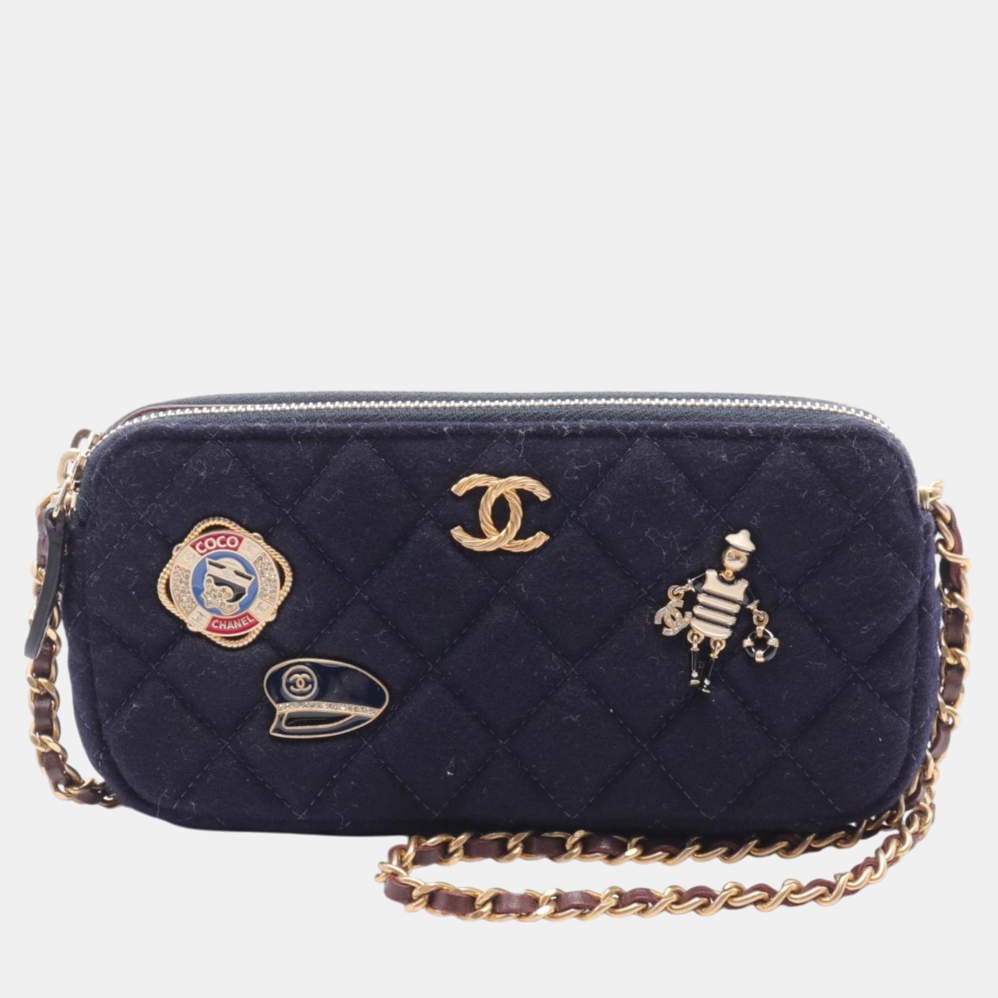 

Chanel Wool Navy Matelasse Shoulder Bag, Navy blue