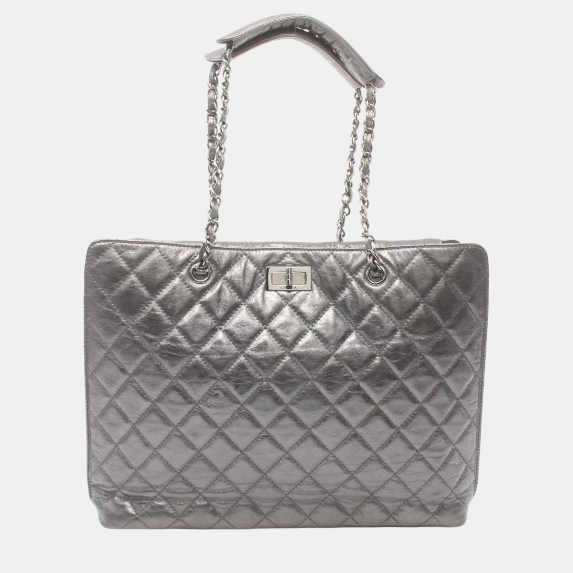 Pre-owned Chanel Leather Silver 2.55 Matelasse Tote Bag