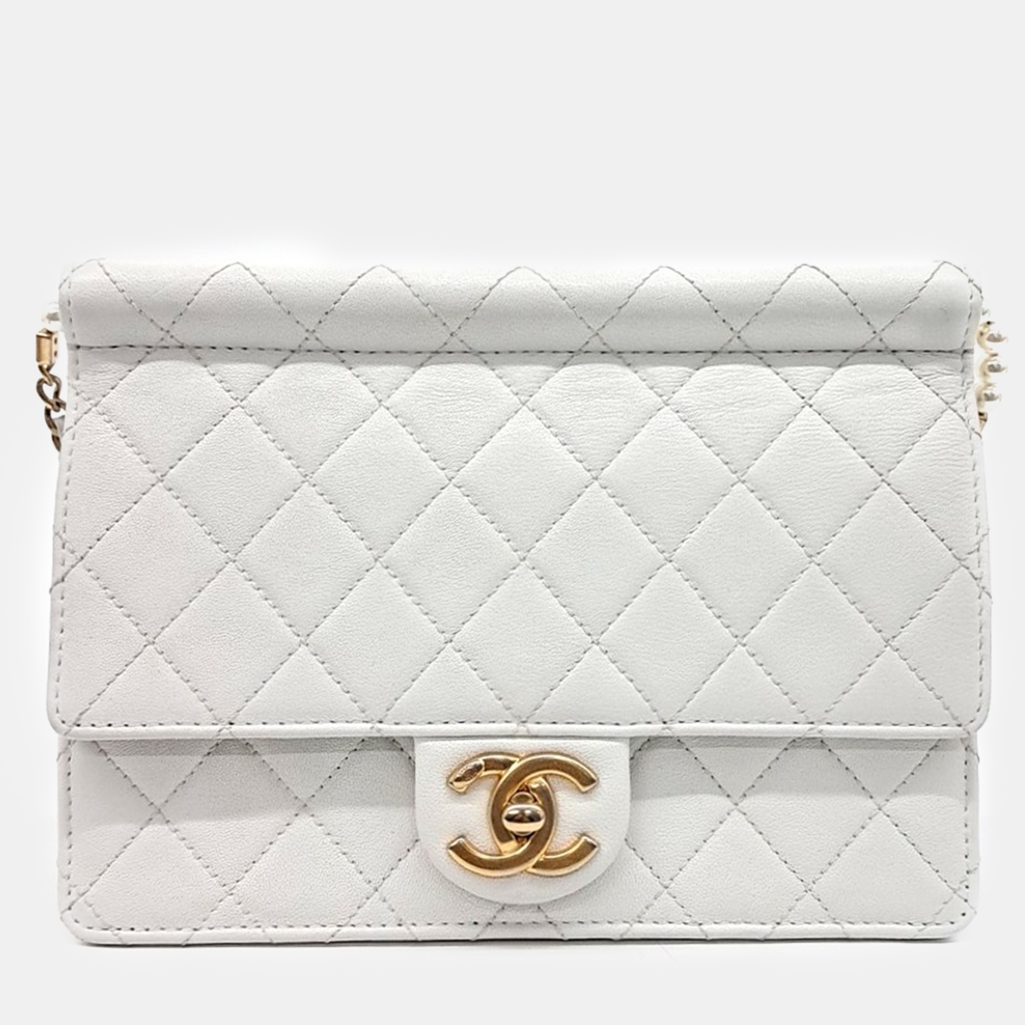 

Chanel White Leather Pearl Chain Shoulder Bag