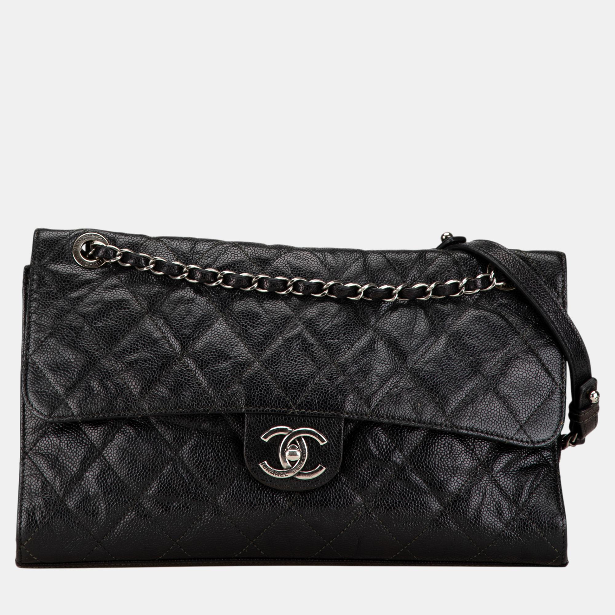 

Chanel Black Jumbo Glazed Caviar Crave Flap